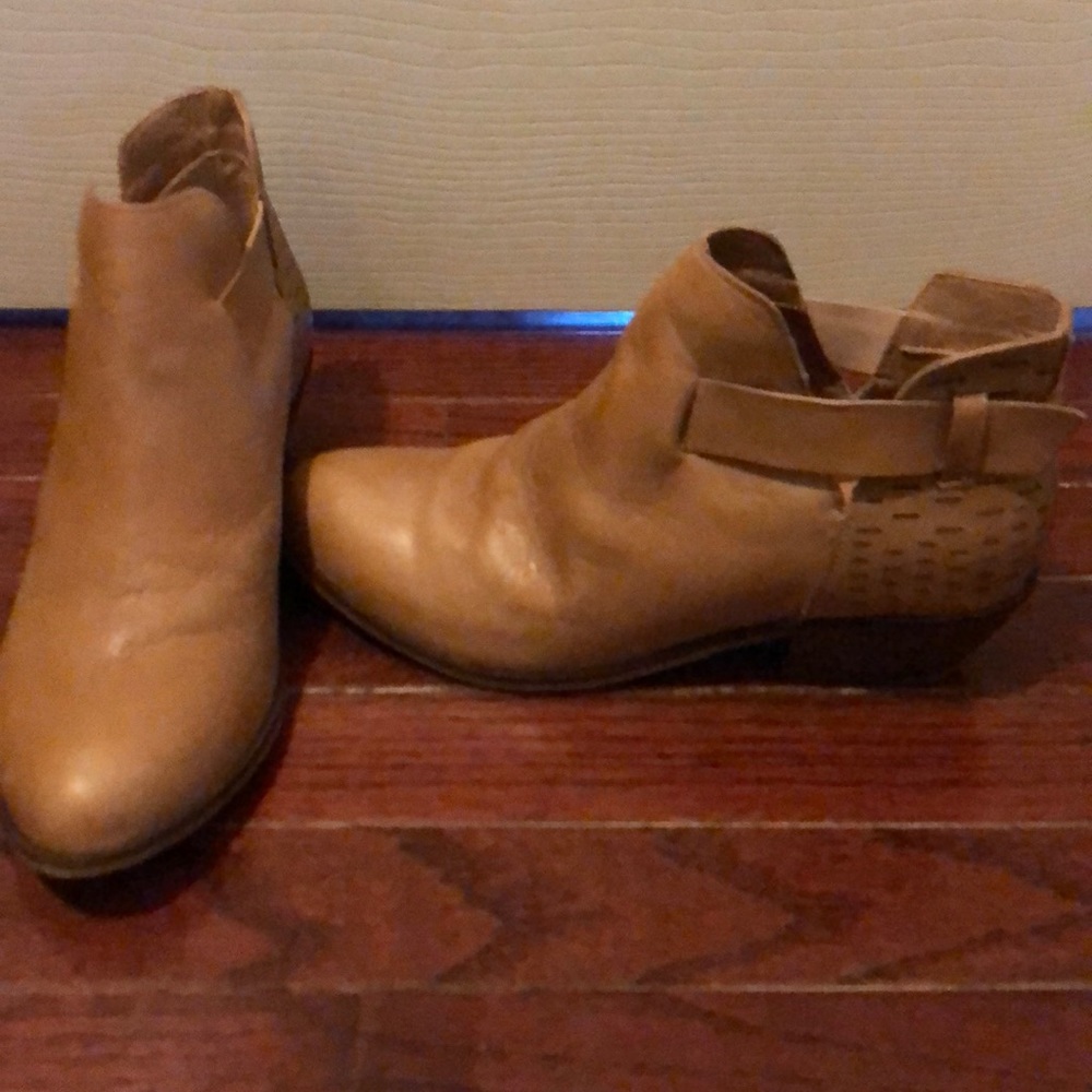 Caramel leather booties